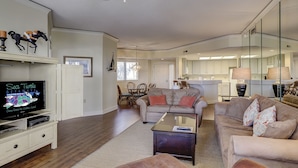 42-inch TV with cable channels - Windsor Place 107 (Hilton Head Island)