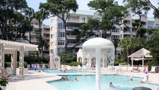 Outdoor pool - Windsor Place 107 (Hilton Head Island)