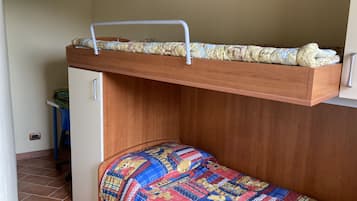 3 quartos, cofres nos quartos, ferros/tábuas de passar roupa