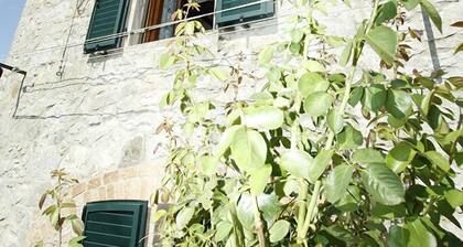 Exklusiver Steinturm.