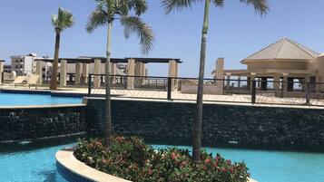 2 buitenzwembaden en een infinitypool