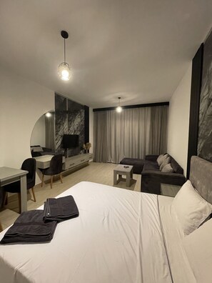 Studio Pool View 3308 | Decoración personalizada y muebles diferentes 