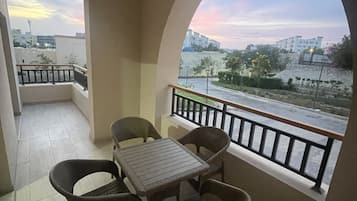 One Bedroom Apartments 3314 | ํ
๋ผ์ค/ํํฐ์ค