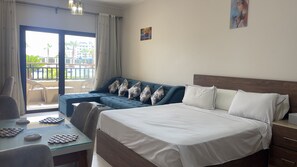 Studio Pool View 12106 | Oppholdsområde | En 40-tommers LED-TV med Parabol-TV samt TV