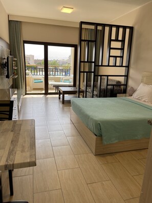 Studio Pool View 12209 | Individuelt dekorert, individuelt innredet og strykejern/-brett