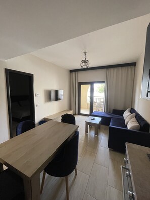 One Bedroom Apartments 3314 | Oppholdsområde | En 40-tommers LED-TV med Parabol-TV samt TV