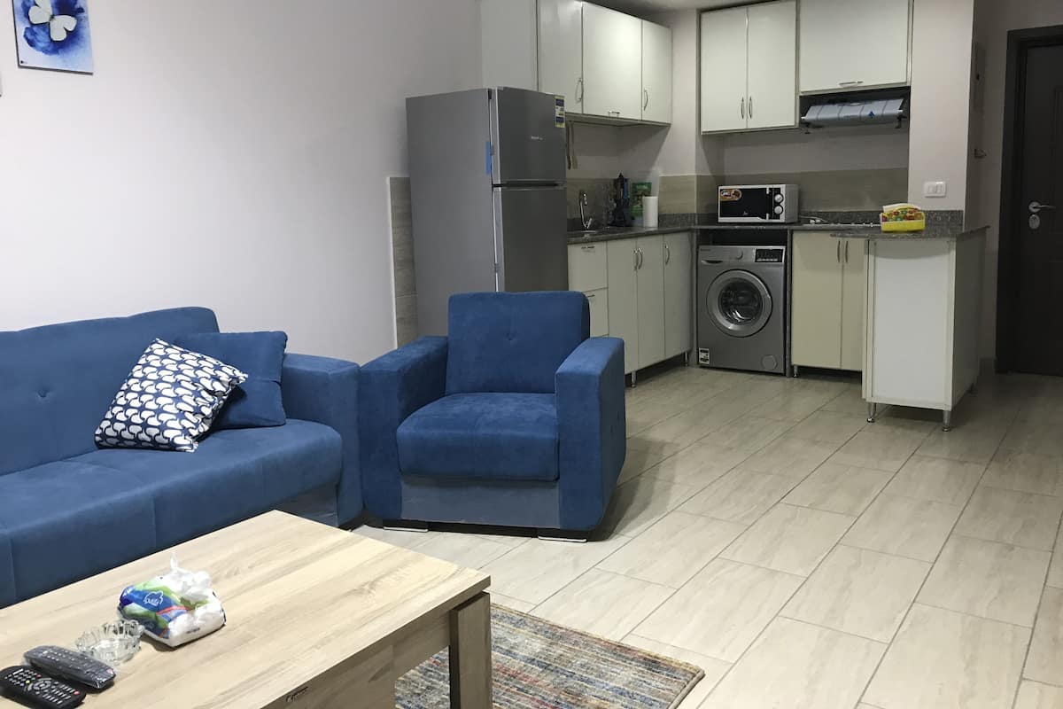 Apartment, 1 Bedroom 10201 | Coin séjour | Télévision LED de 40 pouces avec chaînes par satellite, télévision