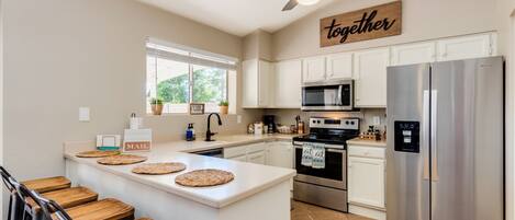 Een koelkast, een magnetron, een oven, een kookplaat