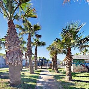 Property grounds - R & R Island Time - Siv46 (Port Aransas)