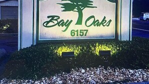 Een bord met Bay Oaks en het nummer 6157.
