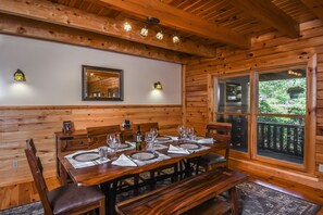 Jääkaappi, mikroaaltouuni, liesi, astianpesukone