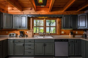 Jääkaappi, mikroaaltouuni, liesi, astianpesukone