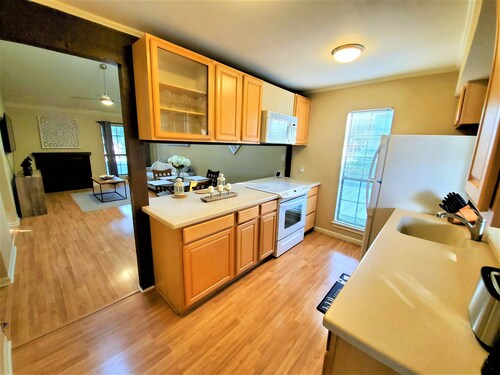 Medical Center, Gorgeous Condo Centrally located must see!!!