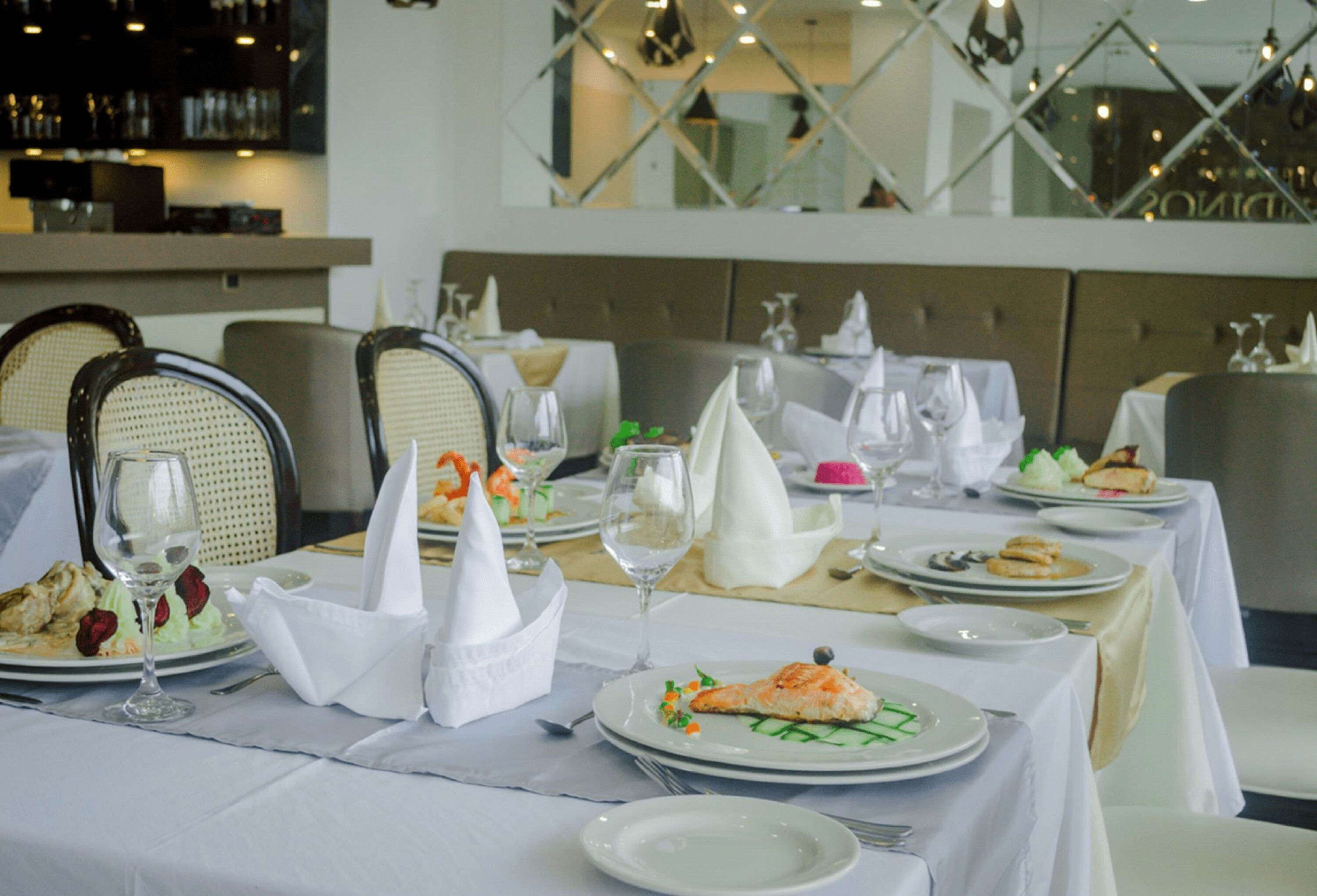 breakfast, lunch, dinner served; international cuisine