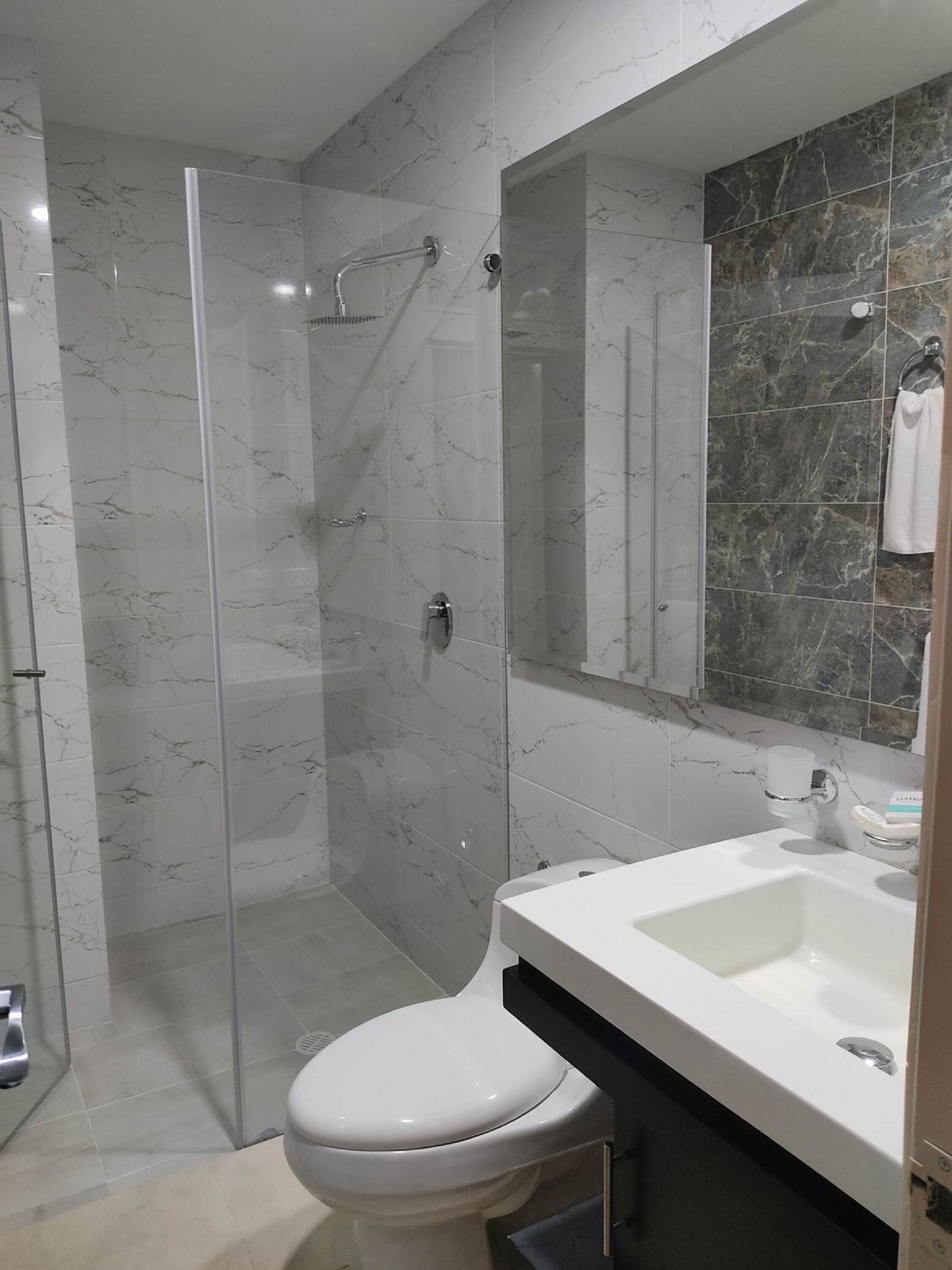 deluxe double room | bathroom | combined shower/bathtub, free toiletries, hair dryer, bidet