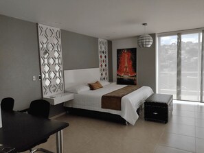 Suite Grand | Minibar, caja de seguridad en la habitación y escritorio