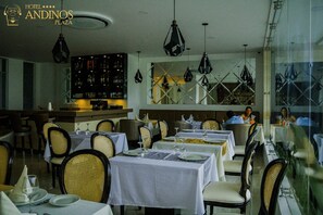 Se sirven desayunos, comidas, cenas y cocina internacional