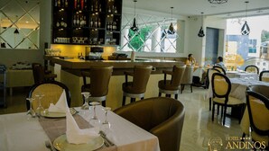 Phục vụ bữa sáng, bữa trưa và bữa tối