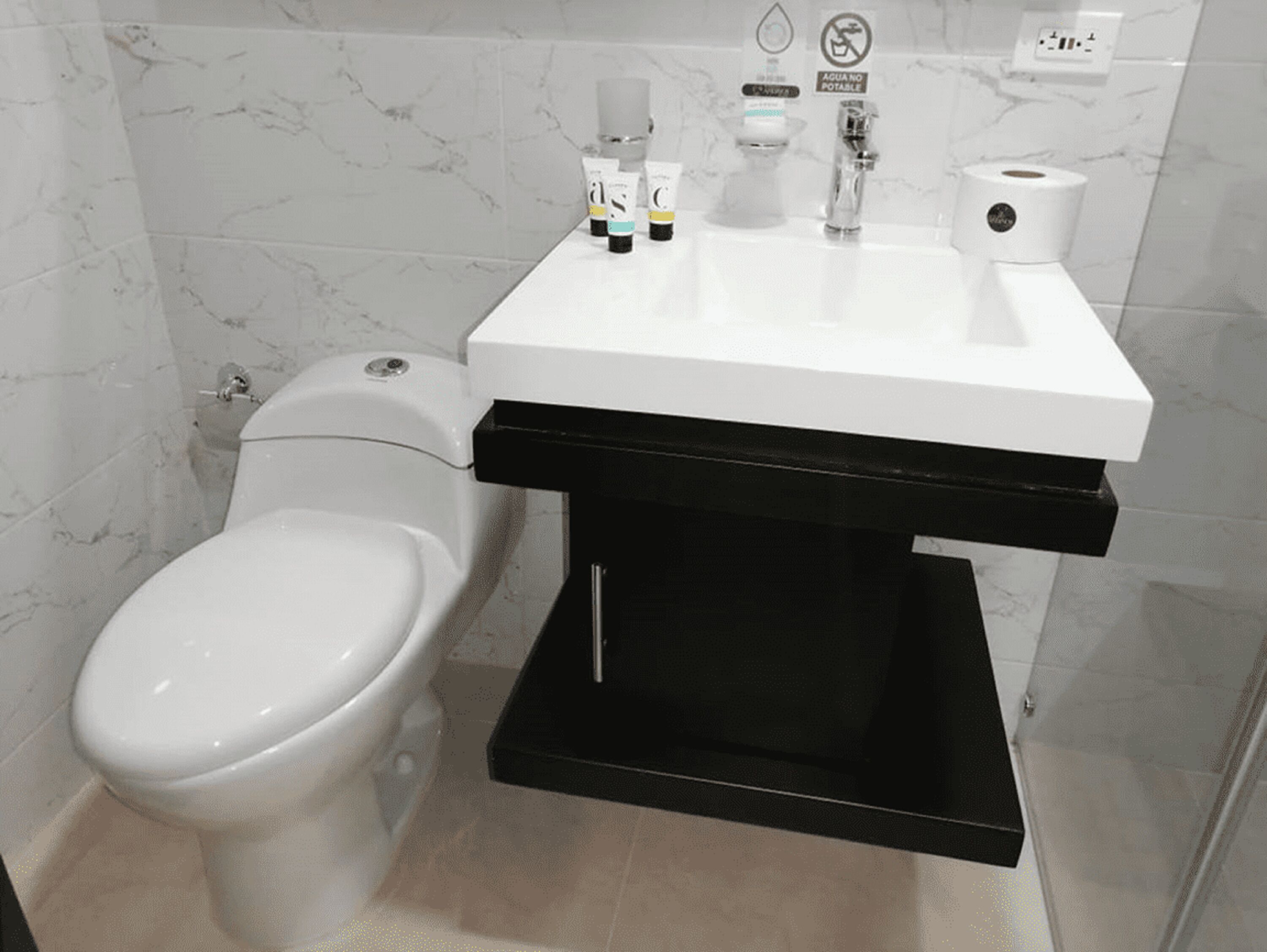 standard room | bathroom | combined shower/bathtub, free toiletries, hair dryer, bidet