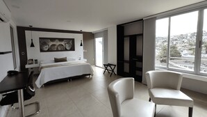 Phòng Suite | Minibar, két bảo mật tại phòng, bàn, bàn ủi/dụng cụ ủi quần áo