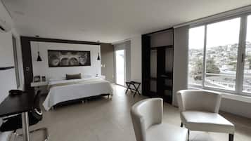 Phòng Suite | Minibar, két bảo mật tại phòng, bàn, bàn ủi/dụng cụ ủi quần áo