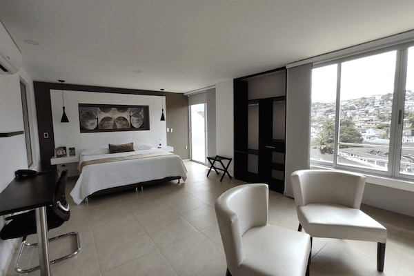 Suite | Minibar, in-room safe, desk, iron/ironing board