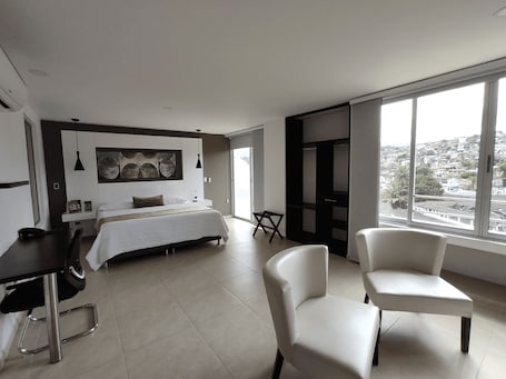 Suite | Minibar, in-room safe, desk, iron/ironing board