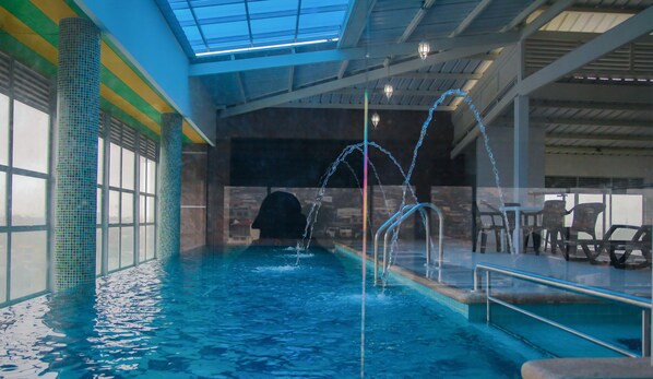 Kolam renang tertutup 