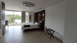 Phòng Suite Grand | Minibar, két bảo mật tại phòng, bàn, bàn ủi/dụng cụ ủi quần áo