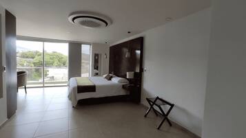 Grand Suite | Minibar, in-room safe, desk, iron/ironing board