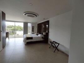 Minibar, caja de seguridad en la habitación y escritorio 