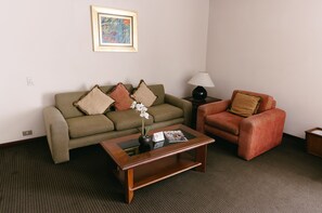 Ropa de cama de alta calidad, cubrecamas y minibar 