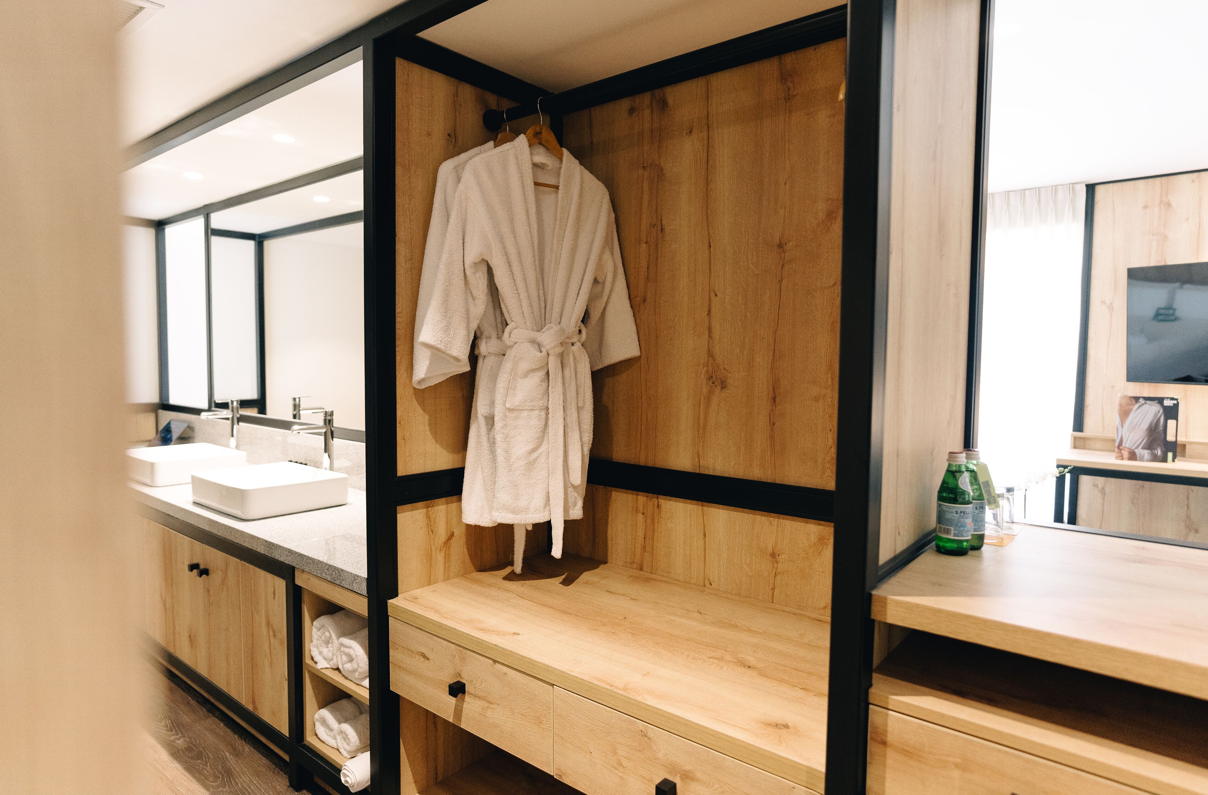 business room | bathroom | combined shower/bathtub, deep-soaking bathtub, rainfall showerhead