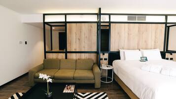 Ropa de cama de alta calidad, cubrecamas y minibar