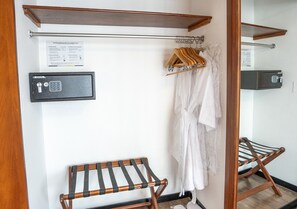 Premium bedding, down comforters, minibar, in-room safe - Luoxo Hotel (Lima)