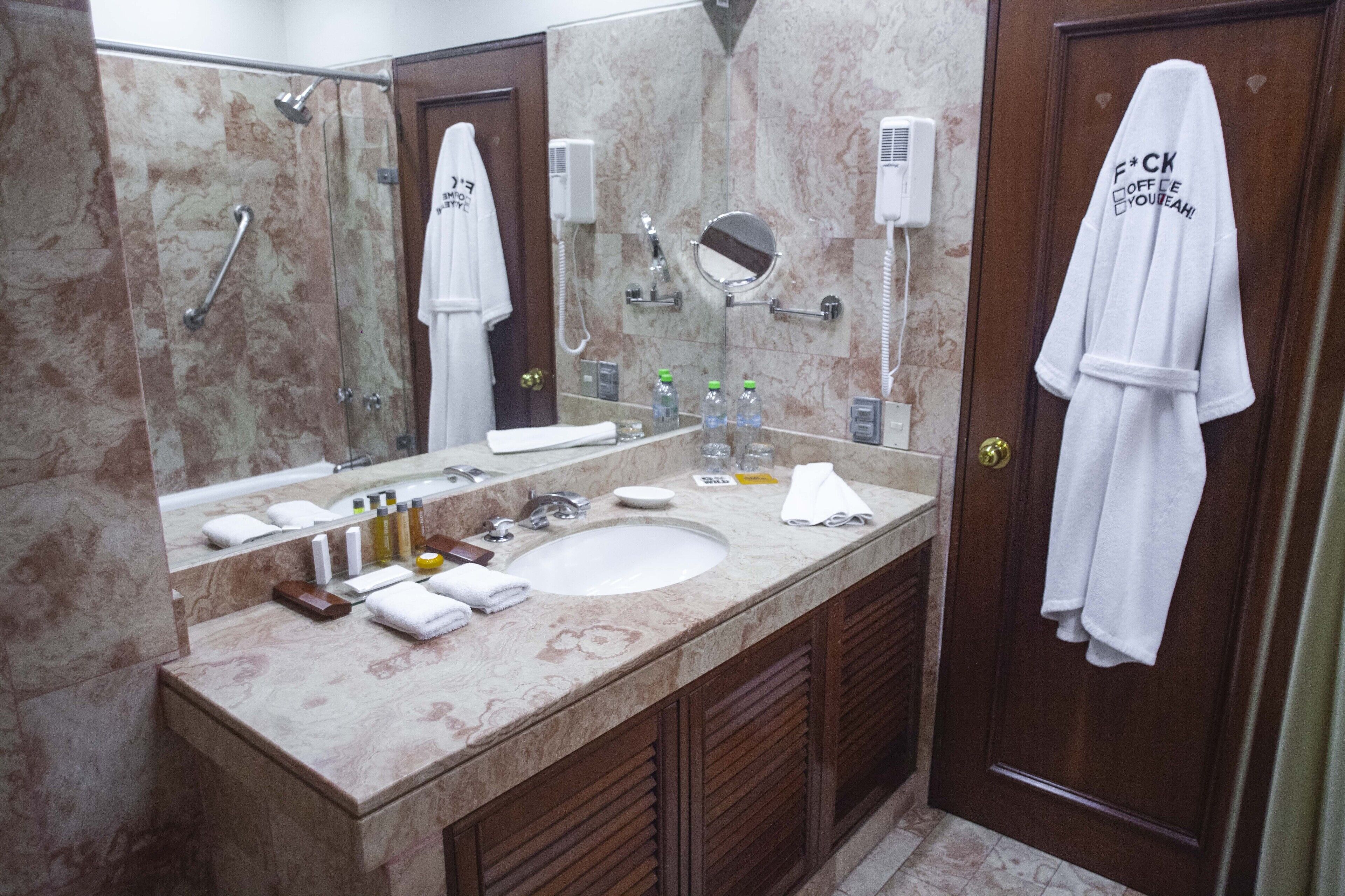 deluxe double room | bathroom | combined shower/bathtub, deep-soaking bathtub, rainfall showerhead