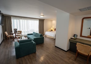 Ropa de cama de alta calidad, cubrecamas y minibar 