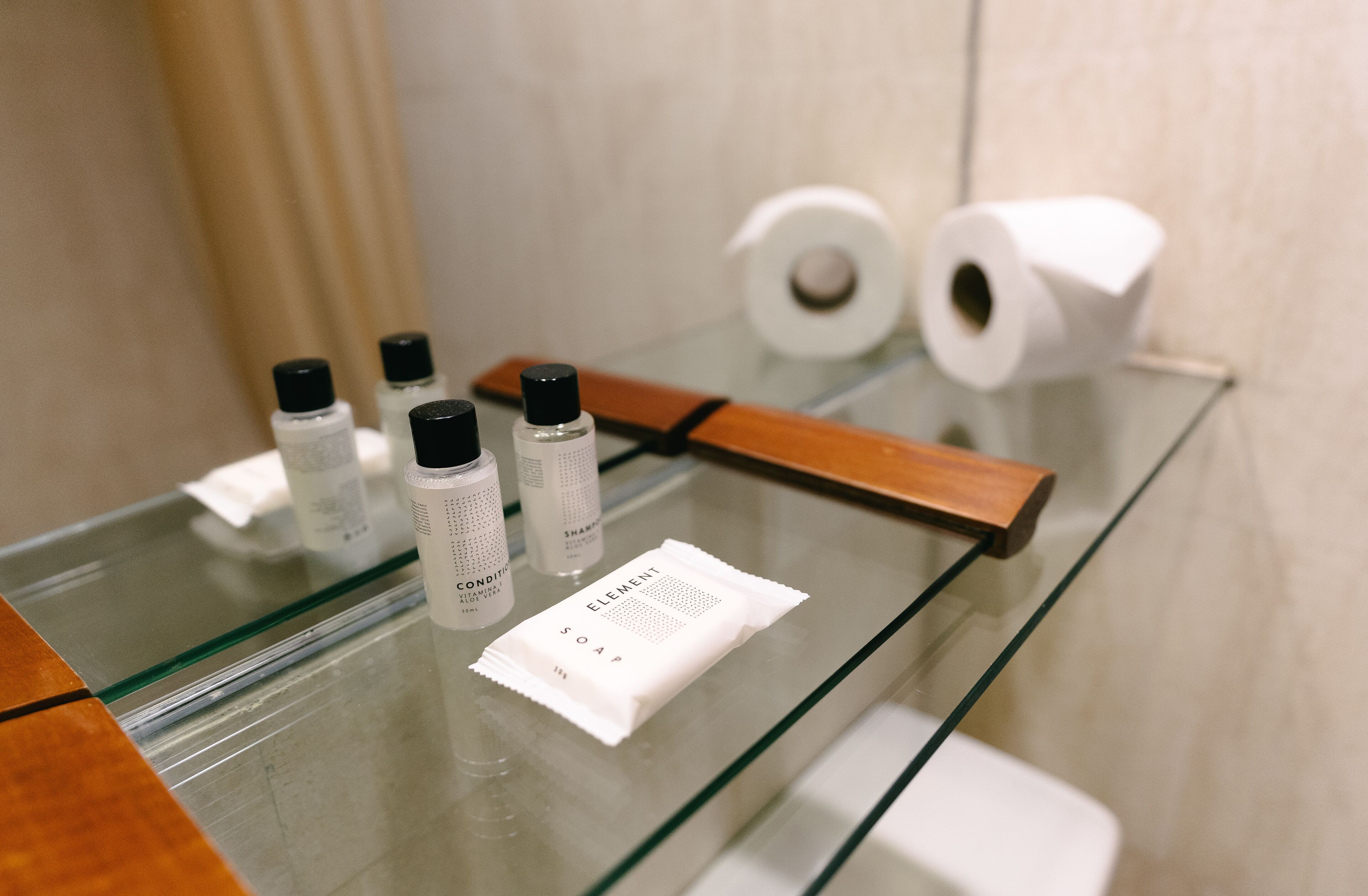 city room, 1 king bed | bathroom | combined shower/bathtub, deep-soaking bathtub, rainfall showerhead