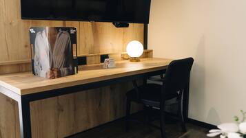 Business Room | Premium bedding, down duvets, minibar, in-room safe