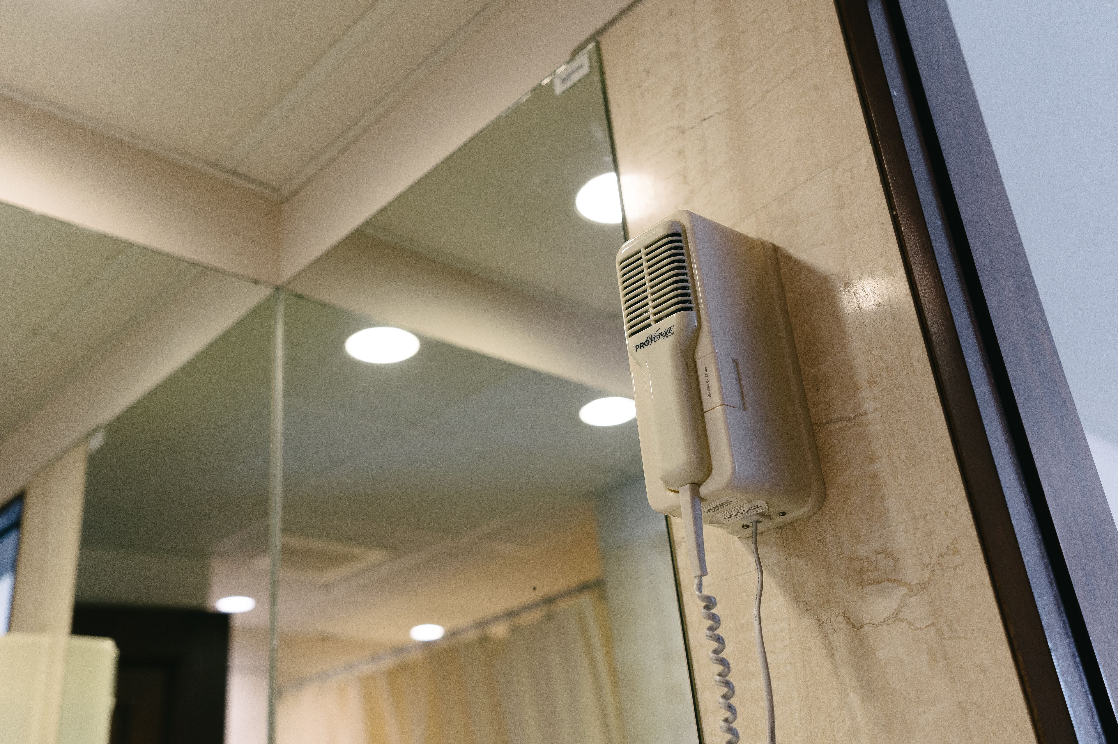 deluxe double room | bathroom | combined shower/bathtub, deep-soaking bathtub, rainfall showerhead