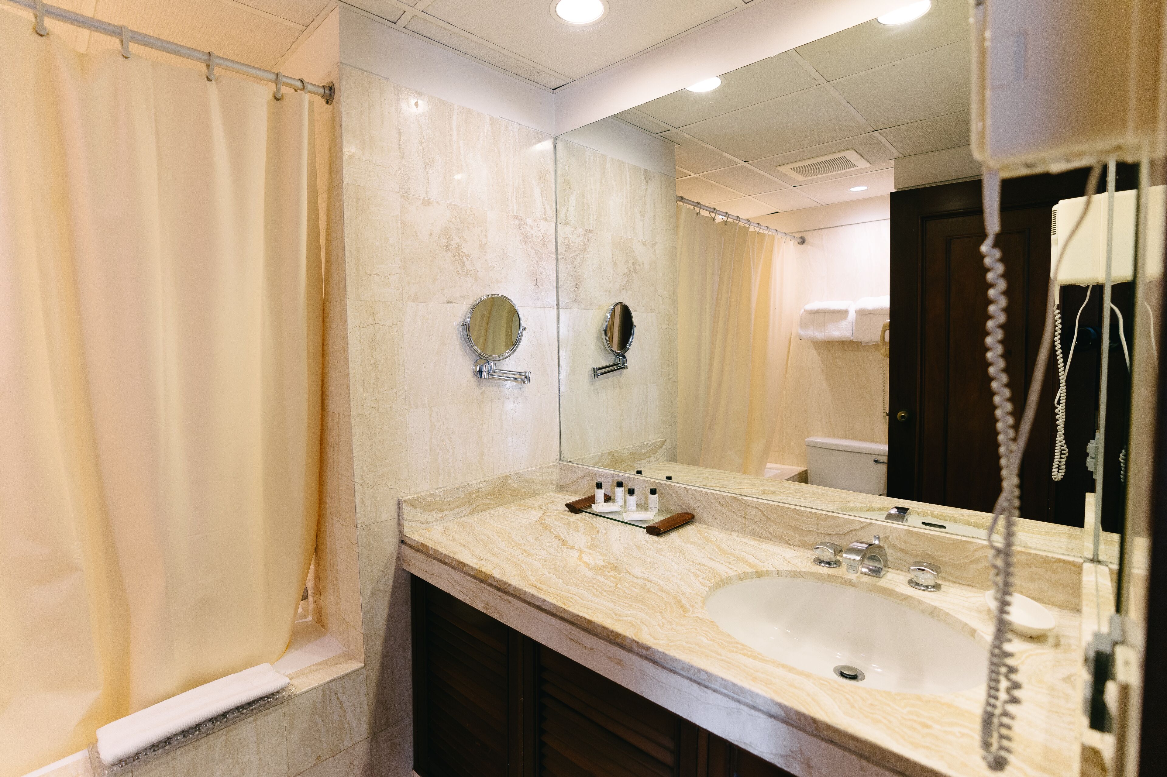 deluxe double room | bathroom | combined shower/bathtub, deep-soaking bathtub, rainfall showerhead