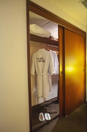 Hochwertige Bettwaren, Daunenbettdecken, Minibar, Zimmersafe