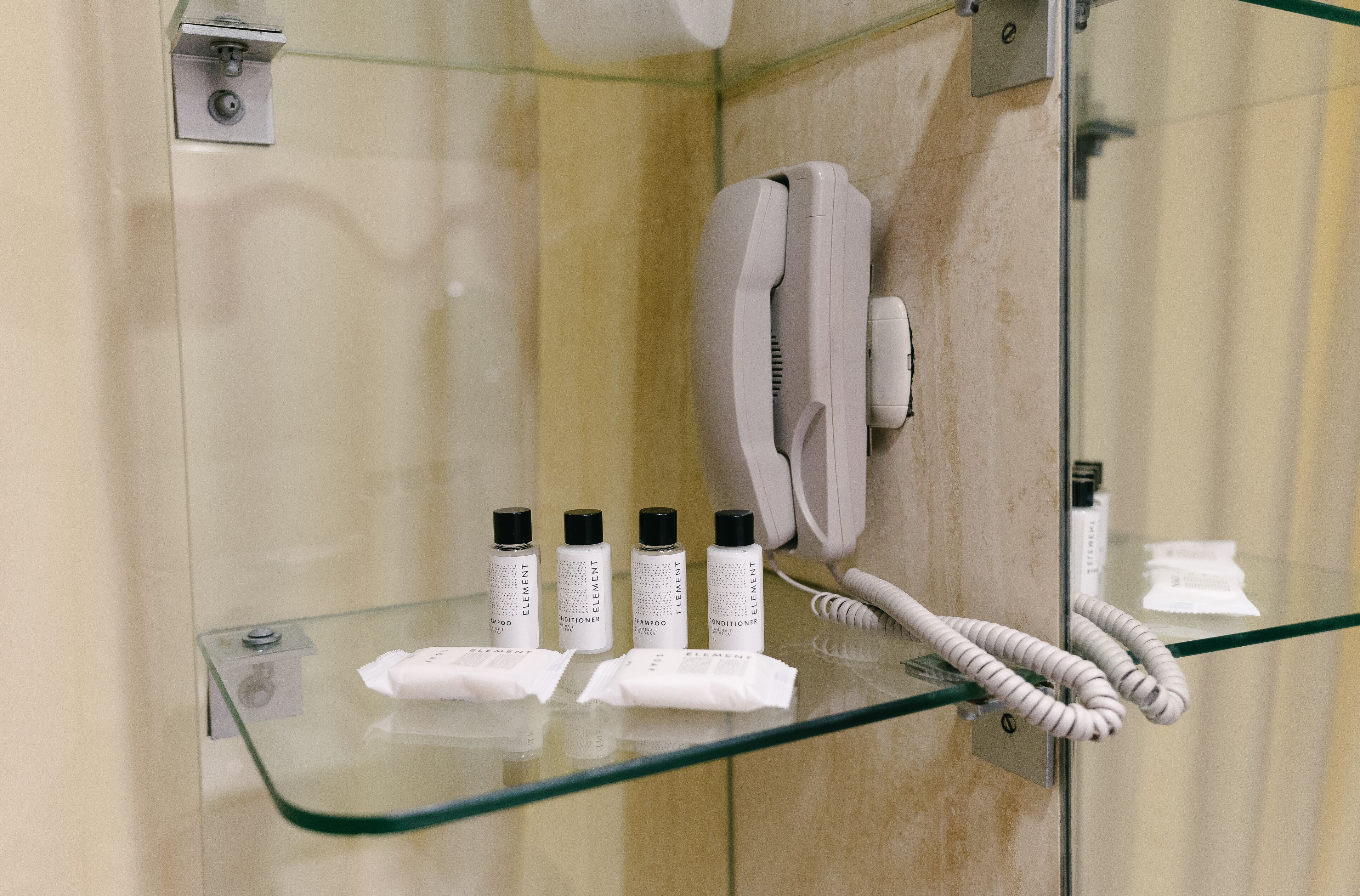 city double room | bathroom | combined shower/bathtub, deep-soaking bathtub, rainfall showerhead