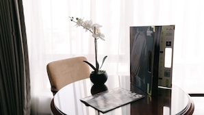City Double Room | Peralatan tempat tidur premium, gebar bulu kapas, bar mini 