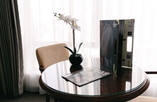 Ropa de cama de alta calidad, cubrecamas y minibar 