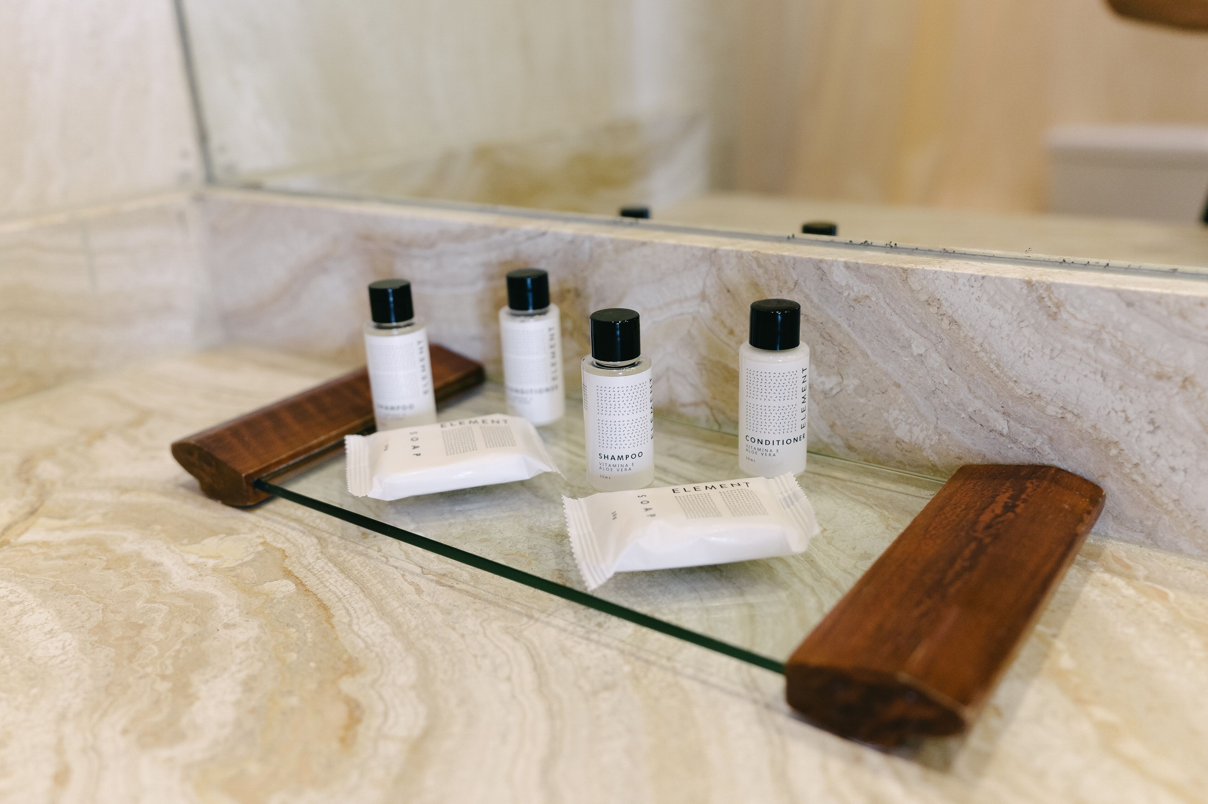 deluxe double room | bathroom | combined shower/bathtub, deep-soaking bathtub, rainfall showerhead