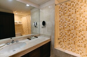 Deluxe Room | Bathroom | Combined shower/tub, deep soaking tub, rainfall showerhead, hair dryer - Luoxo Hotel (Lima)
