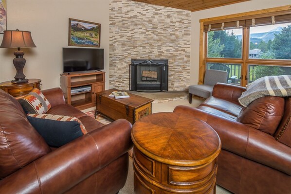 Flat-screen TV, fireplace