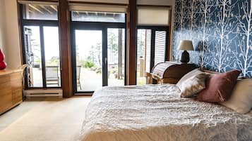 2 bedrooms, in-room safe, desk, iron/ironing board