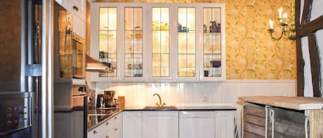 Fridge, stovetop, dishwasher, coffee/tea maker